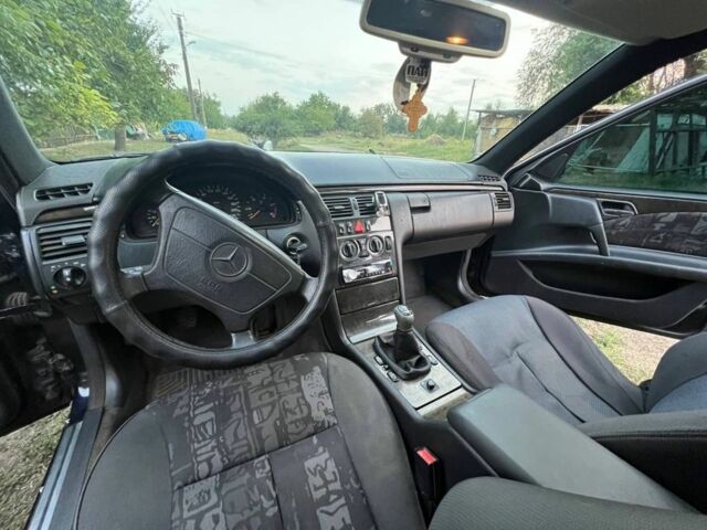 Синій Мерседес Е-Клас, об'ємом двигуна 2.9 л та пробігом 200 тис. км за 2800 $, фото 3 на Automoto.ua