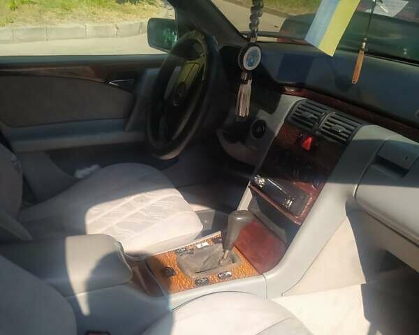 Синий Мерседес Е-Класс, объемом двигателя 2 л и пробегом 370 тыс. км за 1900 $, фото 7 на Automoto.ua