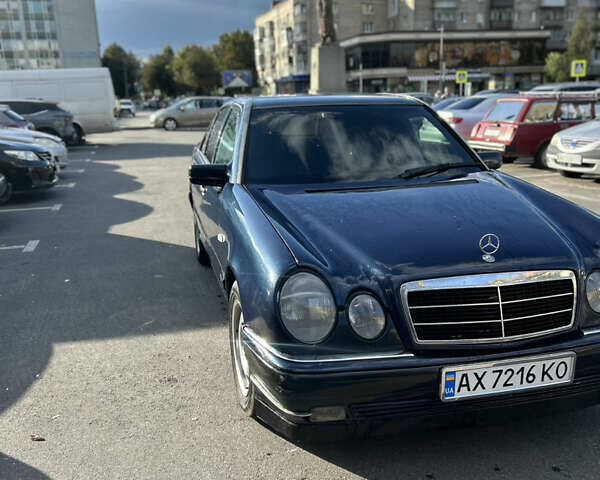 Синій Мерседес Е-Клас, об'ємом двигуна 2 л та пробігом 354 тис. км за 2300 $, фото 7 на Automoto.ua