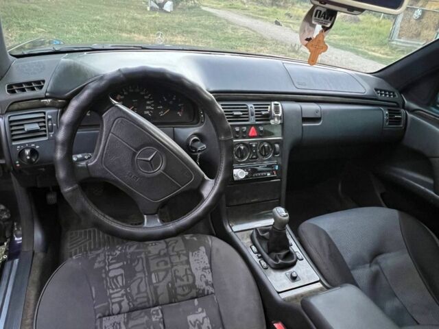 Синій Мерседес Е-Клас, об'ємом двигуна 2.9 л та пробігом 200 тис. км за 2800 $, фото 5 на Automoto.ua