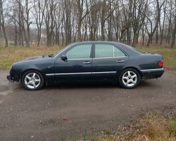 Синий Мерседес Е-Класс, объемом двигателя 3 л и пробегом 452 тыс. км за 1950 $, фото 6 на Automoto.ua