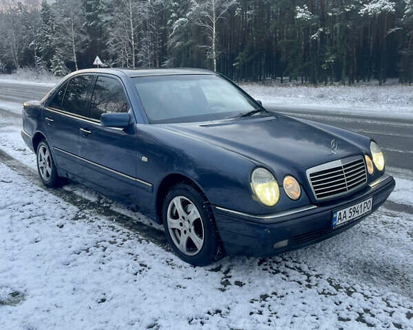 Синий Мерседес Е-Класс, объемом двигателя 2.3 л и пробегом 225 тыс. км за 3200 $, фото 2 на Automoto.ua