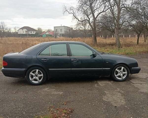 Синий Мерседес Е-Класс, объемом двигателя 3 л и пробегом 452 тыс. км за 1950 $, фото 2 на Automoto.ua