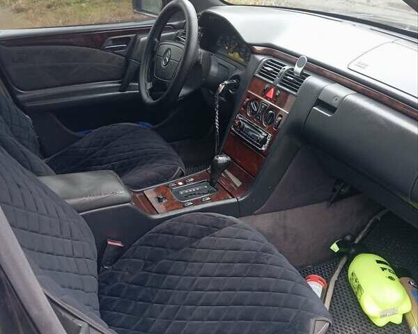 Синий Мерседес Е-Класс, объемом двигателя 3 л и пробегом 452 тыс. км за 1950 $, фото 8 на Automoto.ua