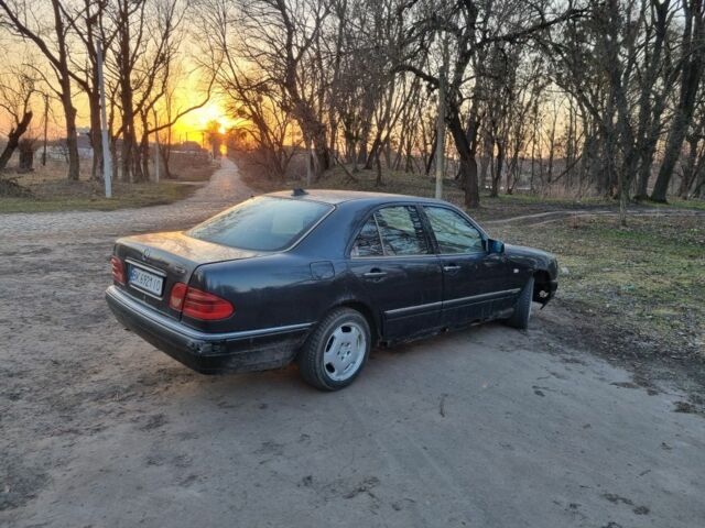 Синий Мерседес Е-Класс, объемом двигателя 2 л и пробегом 300 тыс. км за 1499 $, фото 2 на Automoto.ua