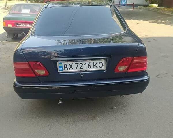 Синий Мерседес Е-Класс, объемом двигателя 2 л и пробегом 370 тыс. км за 1900 $, фото 10 на Automoto.ua