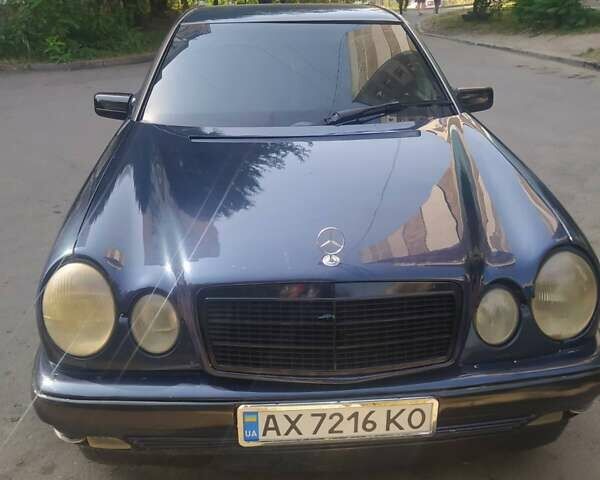 Синий Мерседес Е-Класс, объемом двигателя 2 л и пробегом 370 тыс. км за 1900 $, фото 5 на Automoto.ua