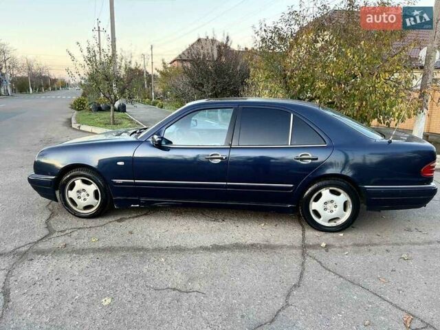 Синий Мерседес Е-Класс, объемом двигателя 2.8 л и пробегом 459 тыс. км за 1600 $, фото 7 на Automoto.ua