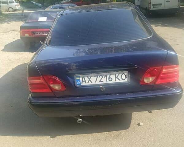 Синий Мерседес Е-Класс, объемом двигателя 2 л и пробегом 370 тыс. км за 1900 $, фото 2 на Automoto.ua