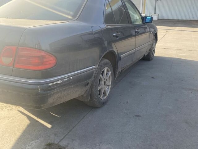 Синий Мерседес Е-Класс, объемом двигателя 2 л и пробегом 250 тыс. км за 2100 $, фото 6 на Automoto.ua