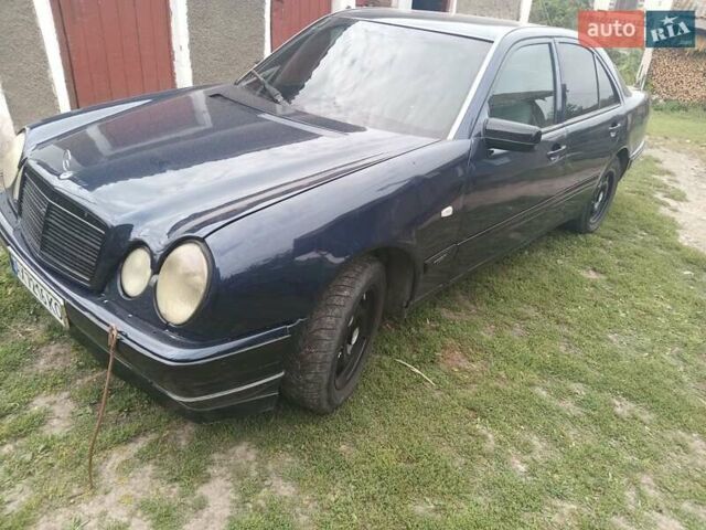 Синий Мерседес Е-Класс, объемом двигателя 2 л и пробегом 370 тыс. км за 1900 $, фото 1 на Automoto.ua