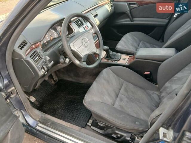 Синій Мерседес Е-Клас, об'ємом двигуна 2 л та пробігом 298 тис. км за 3100 $, фото 10 на Automoto.ua