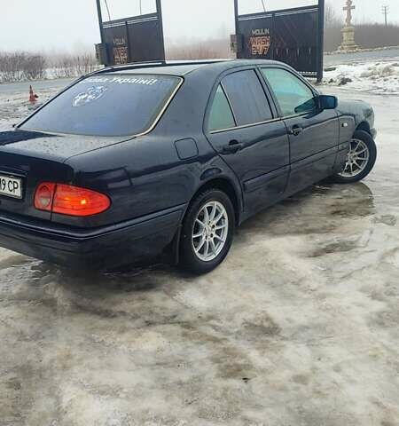 Синий Мерседес Е-Класс, объемом двигателя 2 л и пробегом 300 тыс. км за 3500 $, фото 3 на Automoto.ua