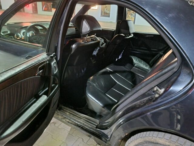 Синий Мерседес Е-Класс, объемом двигателя 2 л и пробегом 250 тыс. км за 1500 $, фото 5 на Automoto.ua