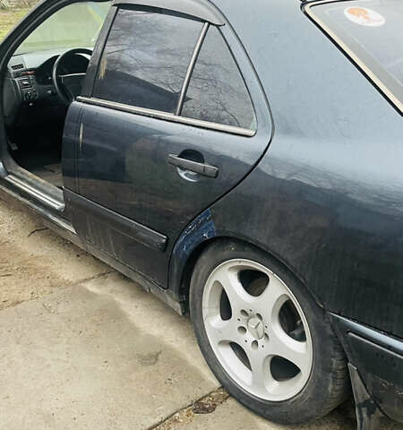 Синий Мерседес Е-Класс, объемом двигателя 2.8 л и пробегом 33 тыс. км за 1800 $, фото 3 на Automoto.ua