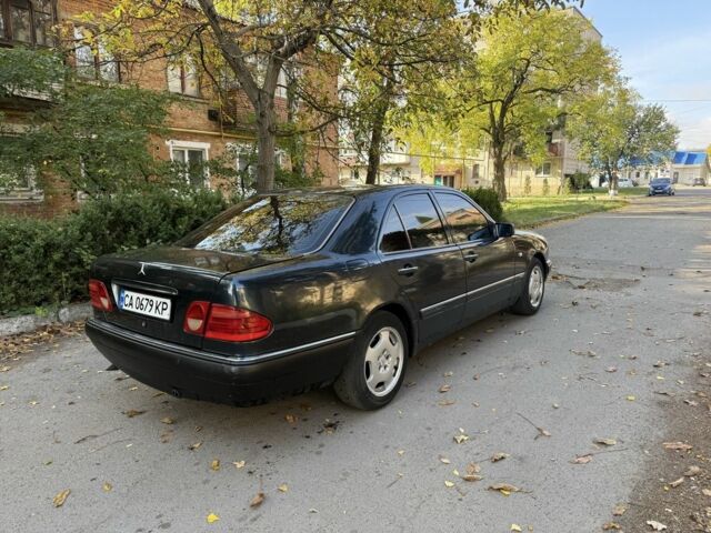Синій Мерседес Е-Клас, об'ємом двигуна 2 л та пробігом 460 тис. км за 2608 $, фото 3 на Automoto.ua