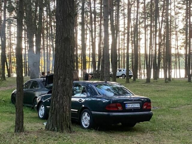 Синий Мерседес Е-Класс, объемом двигателя 2 л и пробегом 80 тыс. км за 1700 $, фото 1 на Automoto.ua