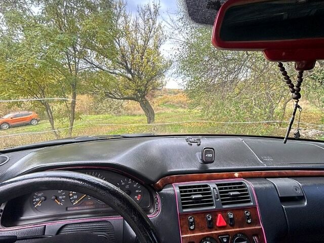 Синій Мерседес Е-Клас, об'ємом двигуна 3.2 л та пробігом 333 тис. км за 4300 $, фото 6 на Automoto.ua