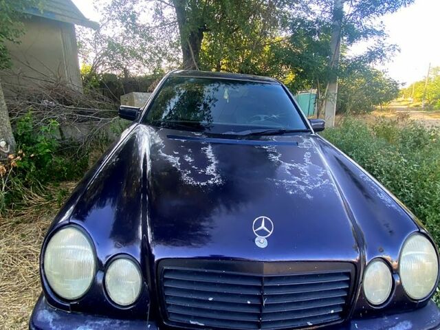 Синий Мерседес Е-Класс, объемом двигателя 2 л и пробегом 0 тыс. км за 1500 $, фото 1 на Automoto.ua