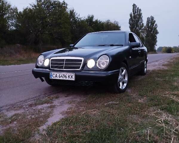 Синий Мерседес Е-Класс, объемом двигателя 2.8 л и пробегом 370 тыс. км за 2000 $, фото 3 на Automoto.ua