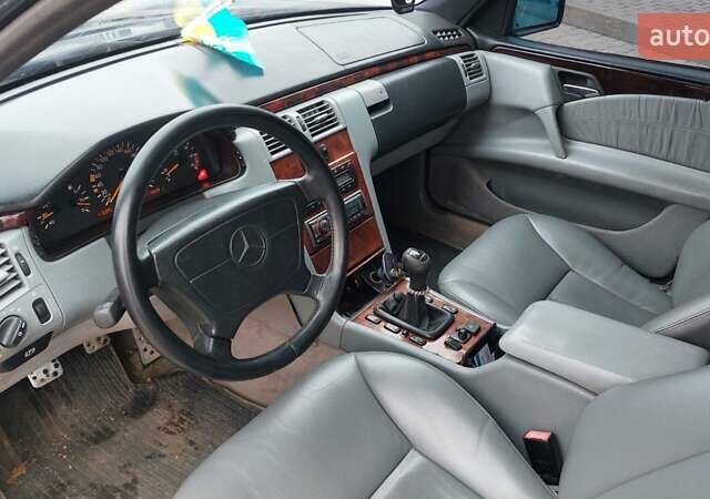 Синий Мерседес Е-Класс, объемом двигателя 2.8 л и пробегом 384 тыс. км за 1995 $, фото 10 на Automoto.ua