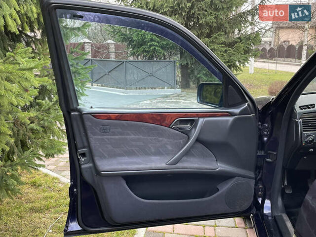 Синий Мерседес Е-Класс, объемом двигателя 2.3 л и пробегом 350 тыс. км за 2450 $, фото 18 на Automoto.ua