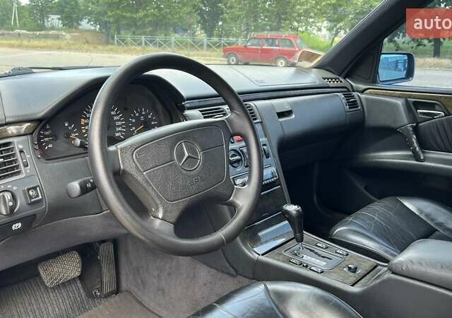 Мерседес Е-Класс 1997 в Николаеве на Automoto.ua Синий Мерседес Е-Класс, объемом двигателя 3.2 л и пробегом 284 тыс. км за 4400 $, фото 10 на Automoto.ua