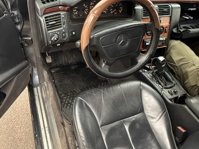 Синій Мерседес Е-Клас, об'ємом двигуна 2 л та пробігом 406 тис. км за 2400 $, фото 6 на Automoto.ua