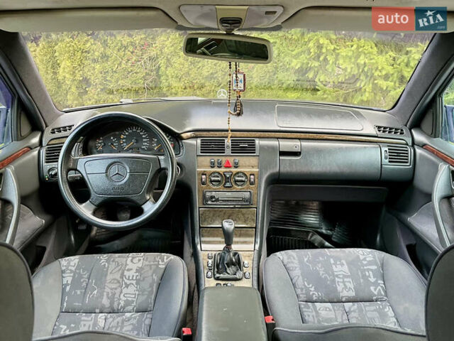 Синий Мерседес Е-Класс, объемом двигателя 2.3 л и пробегом 350 тыс. км за 2450 $, фото 22 на Automoto.ua