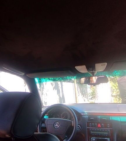 Синій Мерседес Е-Клас, об'ємом двигуна 3.2 л та пробігом 377 тис. км за 3500 $, фото 9 на Automoto.ua