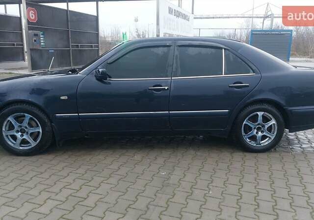 Синий Мерседес Е-Класс, объемом двигателя 2.8 л и пробегом 384 тыс. км за 1995 $, фото 25 на Automoto.ua