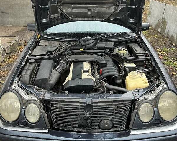 Синий Мерседес Е-Класс, объемом двигателя 3.2 л и пробегом 400 тыс. км за 4500 $, фото 5 на Automoto.ua