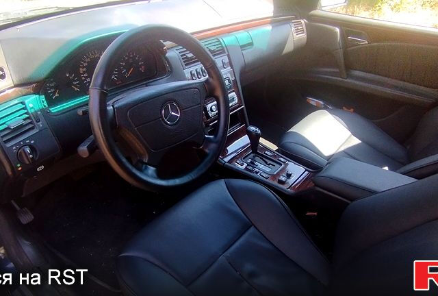 Синій Мерседес Е-Клас, об'ємом двигуна 3.2 л та пробігом 377 тис. км за 3500 $, фото 6 на Automoto.ua