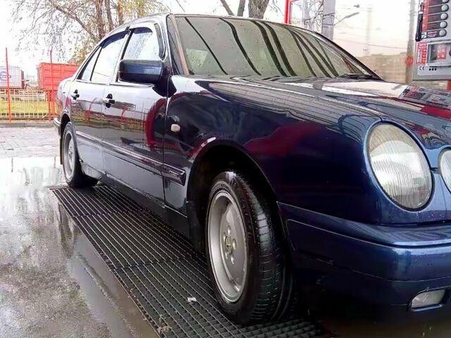 Синий Мерседес Е-Класс, объемом двигателя 2 л и пробегом 0 тыс. км за 3499 $, фото 2 на Automoto.ua