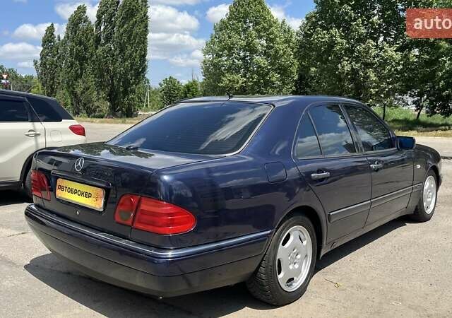 Мерседес Е-Класс 1997 в Николаеве на Automoto.ua Синий Мерседес Е-Класс, объемом двигателя 3.2 л и пробегом 284 тыс. км за 4400 $, фото 5 на Automoto.ua