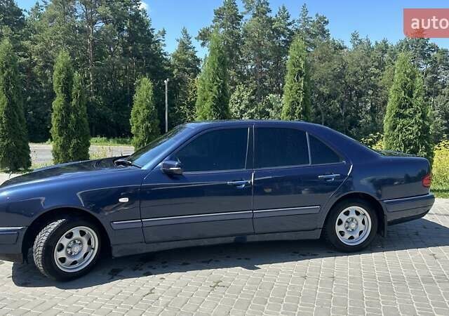 Синий Мерседес Е-Класс, объемом двигателя 2.3 л и пробегом 301 тыс. км за 3950 $, фото 8 на Automoto.ua