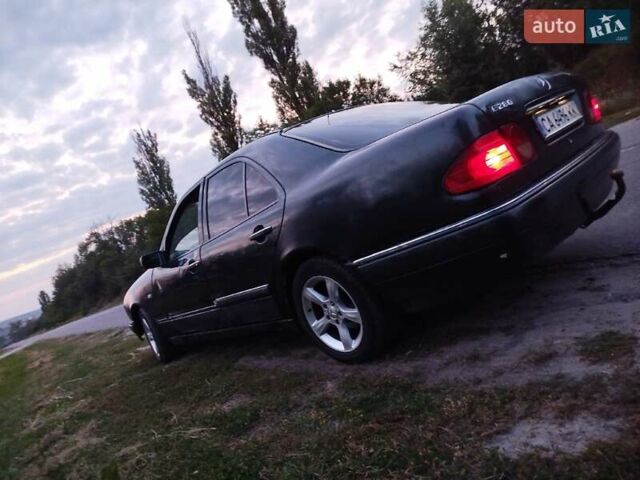 Синий Мерседес Е-Класс, объемом двигателя 2.8 л и пробегом 370 тыс. км за 2000 $, фото 1 на Automoto.ua