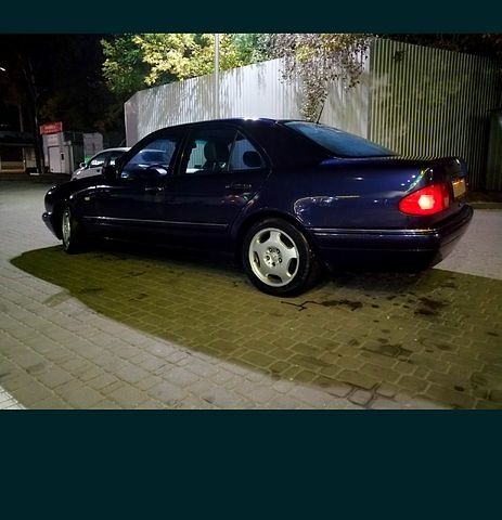 Синий Мерседес Е-Класс, объемом двигателя 2.8 л и пробегом 390 тыс. км за 3300 $, фото 2 на Automoto.ua