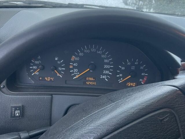 Синий Мерседес Е-Класс, объемом двигателя 2 л и пробегом 400 тыс. км за 2000 $, фото 6 на Automoto.ua