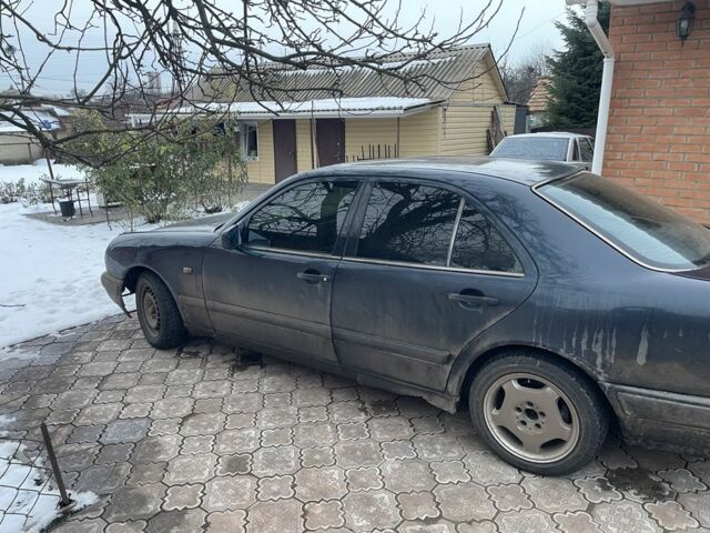 Синий Мерседес Е-Класс, объемом двигателя 2 л и пробегом 400 тыс. км за 2000 $, фото 2 на Automoto.ua