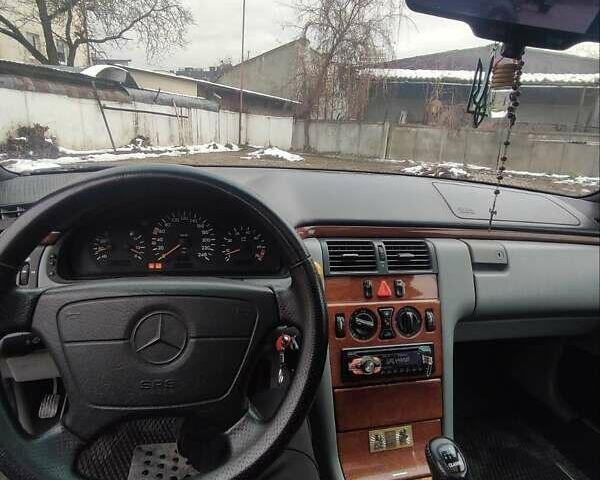 Синій Мерседес Е-Клас, об'ємом двигуна 2 л та пробігом 300 тис. км за 1800 $, фото 9 на Automoto.ua