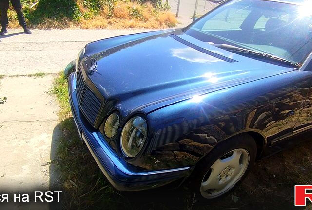 Синій Мерседес Е-Клас, об'ємом двигуна 3.2 л та пробігом 377 тис. км за 3500 $, фото 4 на Automoto.ua