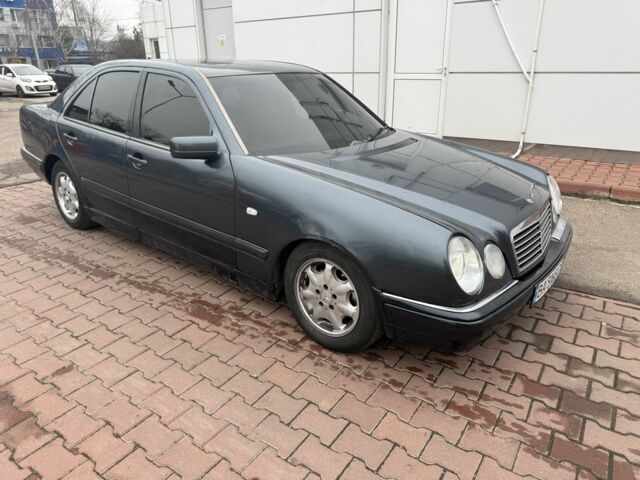 Синій Мерседес Е-Клас, об'ємом двигуна 2 л та пробігом 406 тис. км за 2400 $, фото 1 на Automoto.ua