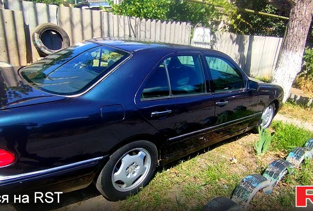 Синій Мерседес Е-Клас, об'ємом двигуна 3.2 л та пробігом 377 тис. км за 3500 $, фото 1 на Automoto.ua