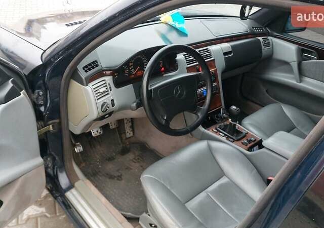 Синий Мерседес Е-Класс, объемом двигателя 2.8 л и пробегом 384 тыс. км за 1995 $, фото 1 на Automoto.ua