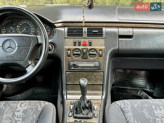 Синий Мерседес Е-Класс, объемом двигателя 2.3 л и пробегом 350 тыс. км за 2450 $, фото 23 на Automoto.ua