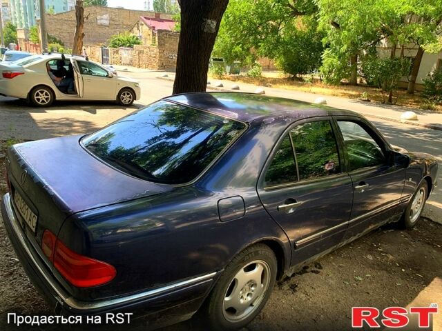 Синий Мерседес Е-Класс, объемом двигателя 2.8 л и пробегом 214 тыс. км за 2600 $, фото 2 на Automoto.ua