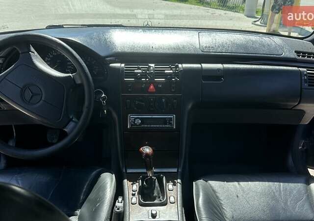 Синий Мерседес Е-Класс, объемом двигателя 2.3 л и пробегом 301 тыс. км за 3950 $, фото 6 на Automoto.ua