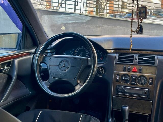 Синій Мерседес Е-Клас, об'ємом двигуна 2.3 л та пробігом 290 тис. км за 1999 $, фото 6 на Automoto.ua