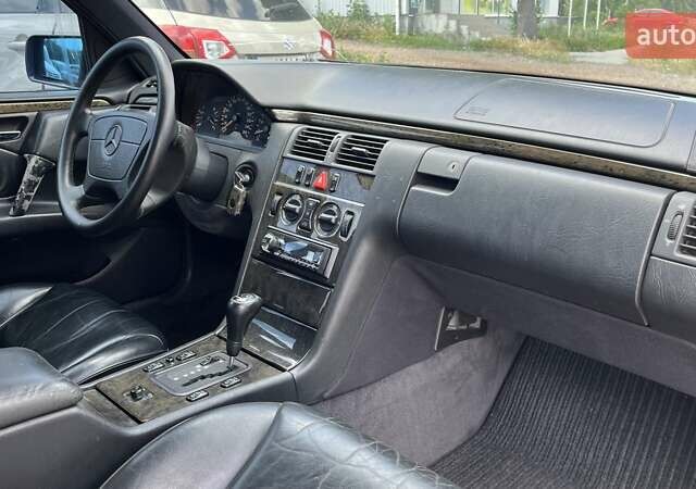 Мерседес Е-Класс 1997 в Николаеве на Automoto.ua Синий Мерседес Е-Класс, объемом двигателя 3.2 л и пробегом 284 тыс. км за 4400 $, фото 7 на Automoto.ua